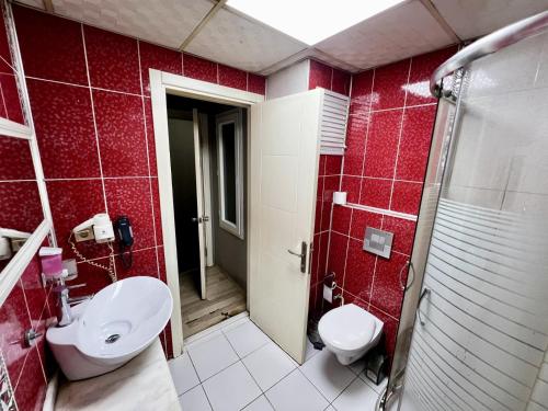 Ένα μπάνιο στο Otel Madi