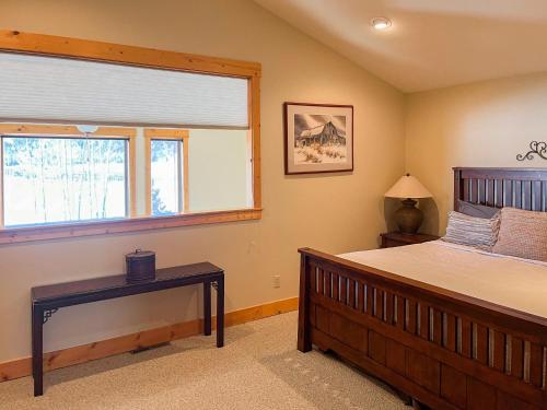 Un dormitorio con una cama grande y una ventana en RGC-23B South Fork, en South Fork