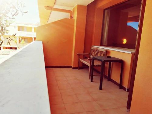 博薩的住宿－Malaspina Hotel & Resort，一间设有柜台、桌子和凳子的房间