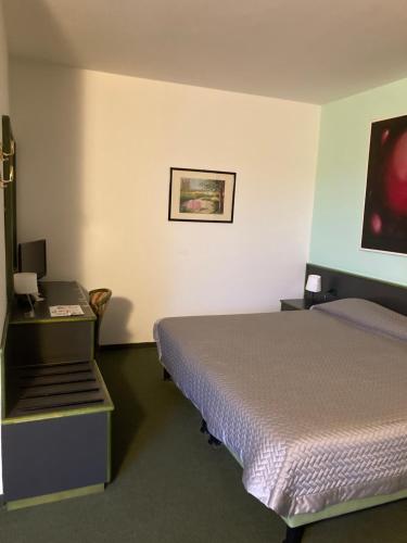 Una cama o camas en una habitación de Green Hotel