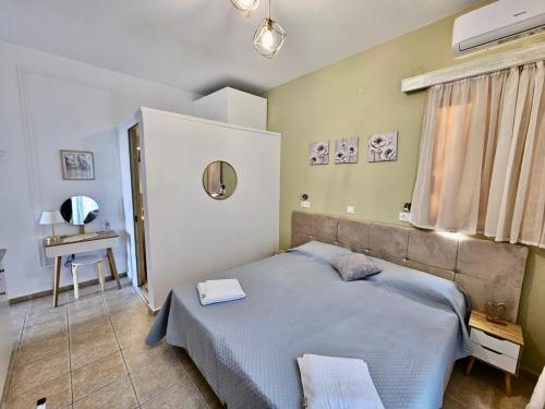 Postel nebo postele na pokoji v ubytování Lindos Tsambika Studios