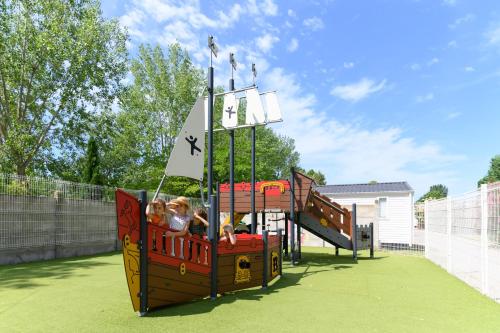 - une aire de jeux pour enfants avec toboggan dans l'établissement Camping L'EDEN, au Grau-du-Roi
