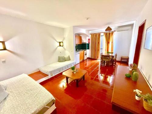 Ένα ή περισσότερα κρεβάτια σε δωμάτιο στο Resort Albufeira T1, Praia da Oura