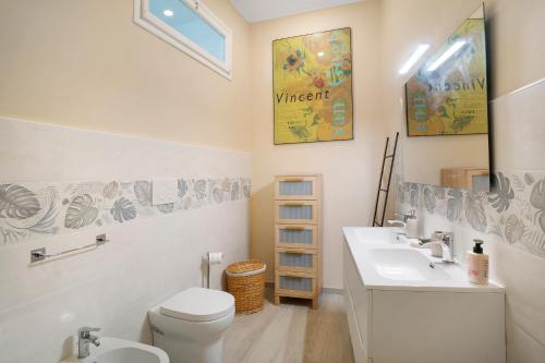 a bathroom with a toilet and a sink at Appartamento in Villa La Baronessa in Sanremo