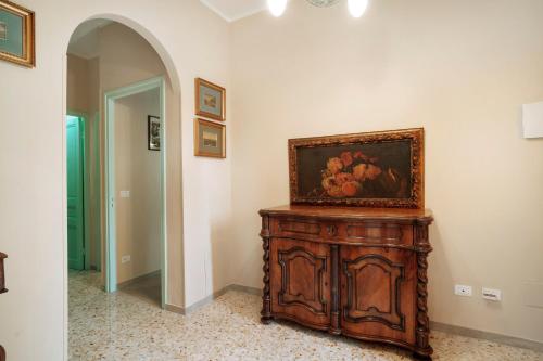 a room with a painting of flowers on the wall at Appartamento in Villa La Baronessa in Sanremo