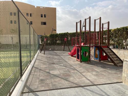 Area giochi per bambini di Happy Vacation Duplex, New Cairo