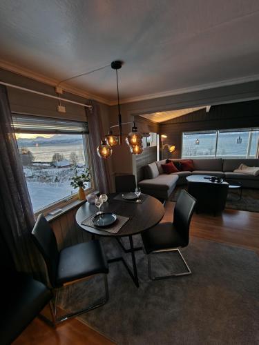 sala de estar con mesa y sofá en Lyngenfjord, 