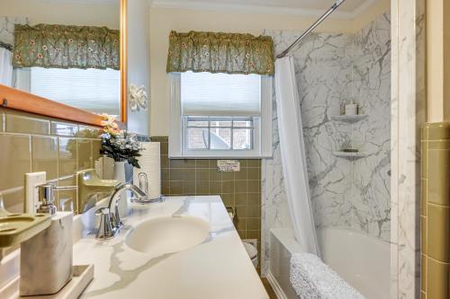 ein Badezimmer mit Waschbecken, Dusche und Badewanne in der Unterkunft Greenville Home 2 Mi to Downtown! in Greenville