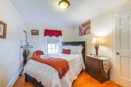 ein Schlafzimmer mit einem Bett, einer Kommode und einem Fenster in der Unterkunft Greenville Home 2 Mi to Downtown! in Greenville