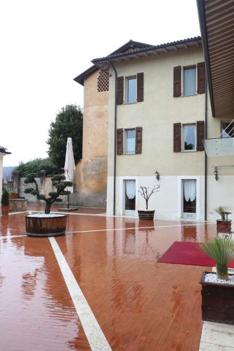 um pátio molhado com um edifício e um edifício em Borgo Santa Giulia em Corte Franca