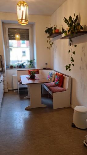 維爾茨堡的住宿－Gemütliches Zimmer in einer Altbauwohnung in der Stadt，客厅配有桌子和桌椅