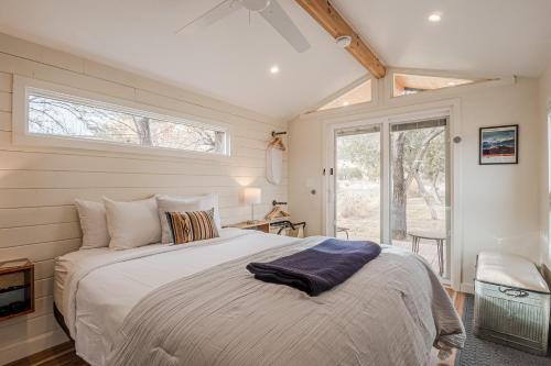 um quarto com uma cama grande e uma janela em New Rabbitbrush Hideaway Studio Trails Steps Away em Grand Junction