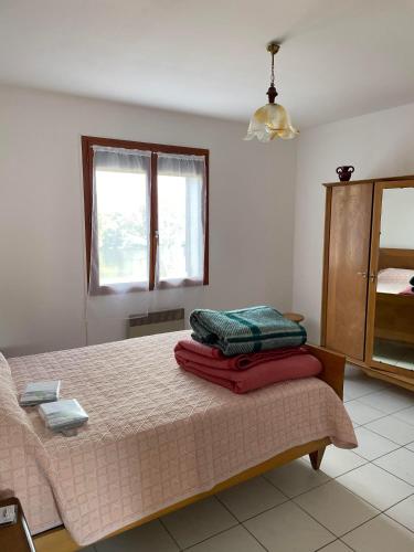 une chambre avec un lit avec une commode et un miroir dans l'établissement La maison de Rémi au bord de la Dordogne !, à Flaujagues