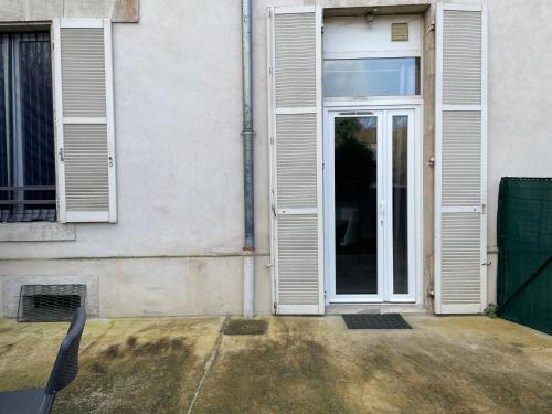 an open door of a building with a window at Charmant appartement avec jardin in Nancy