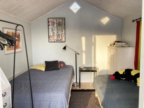 1 dormitorio con 2 camas y mesa. en Holiday home in Molnbo near Gnesta, en Mölnbo