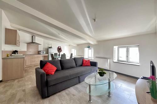 uma sala de estar com um sofá e uma mesa em Chez Isa em Tournon-sur-Rhône