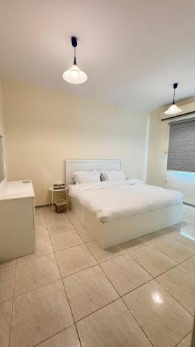 una camera con un letto bianco e una finestra di Beautiful 3BR villa with Self-Check-in near to Major Events Family only a Gedda