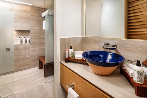 y baño con lavabo azul y ducha. en Presidente InterContinental Cozumel Resort & Spa, an IHG Hotel en Cozumel