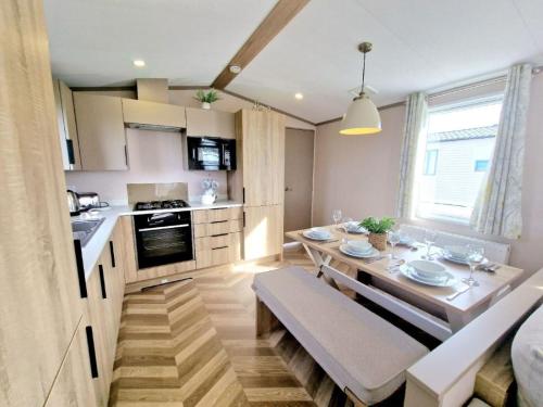 eine Küche mit Tisch und ein Esszimmer in der Unterkunft Cornwall Caravan Retreat, Near Perranporth, 3 Bedroom in Newquay