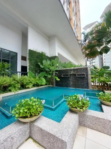 - une piscine au milieu d'un bâtiment dans l'établissement One Soho, à Subang Jaya