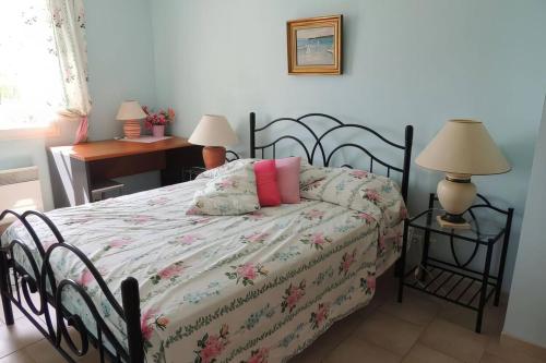 um quarto com uma cama, 2 candeeiros e uma secretária em Villa de 3 chambres avec piscine privee jardin clos et wifi a Saint Maurice sur Eygues em Saint-Maurice-sur-Eygues