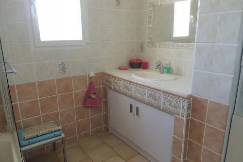 Vannituba majutusasutuses Villa charmante à Saint-Maurice-sur-Eygues avec piscine privée