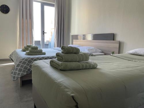 Postel nebo postele na pokoji v ubytování Sea Side Rooms