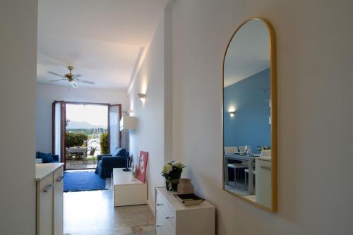 pasillo con espejo y sala de estar en Lakefront Belvedere by Garda FeWo, en Manerba del Garda