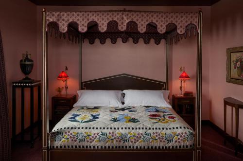 Ulysses, an Ash Hotel Image