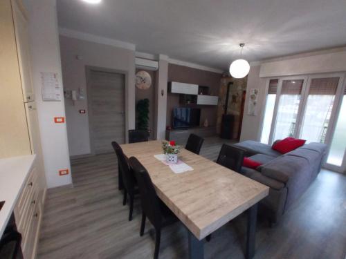 ein Wohnzimmer mit einem Tisch und einem Sofa in der Unterkunft Casa Romolo in Garda