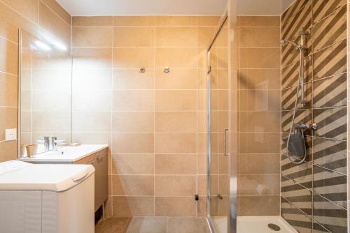 une salle de bain avec une douche, des toilettes et un lavabo dans l'établissement Le 4K - Vue dégagée, Clim, Gare 10min à pied, à Strasbourg