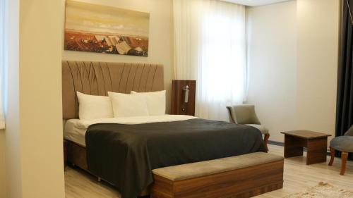 Ένα ή περισσότερα κρεβάτια σε δωμάτιο στο Grand Krone Hotel