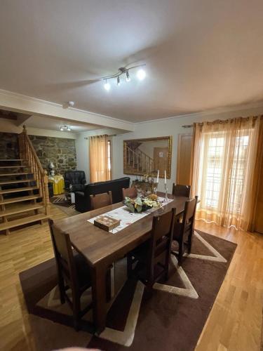 a dining room with a wooden table and chairs at Cantinho da Estrela in Seia