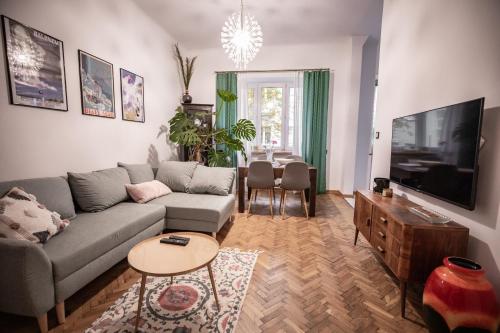 a living room with a couch and a tv and a table at Apartament Miedziana City Center in Warsaw