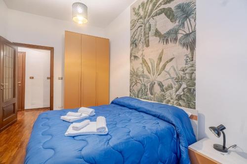 um quarto com uma cama azul com toalhas em Quadrilatero Romano! Exclusive & Roomy Apartment em Turim