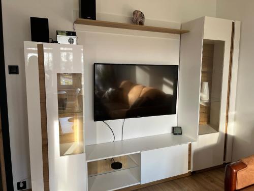 Μια τηλεόραση ή/και κέντρο ψυχαγωγίας στο Apartament Chrobry