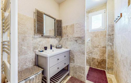 La salle de bains est pourvue d'un lavabo et d'une douche. dans l'établissement 3 Bedroom Pet Friendly Apartment In Issy-lvque, à Issy-lʼÉvêque