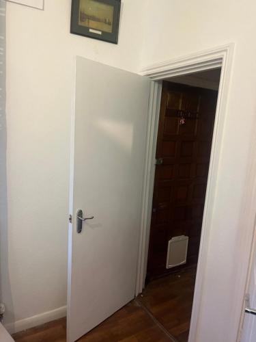 eine weiße Tür, die zu einem Zimmer mit einer Tür führt in der Unterkunft Sweet dream in London