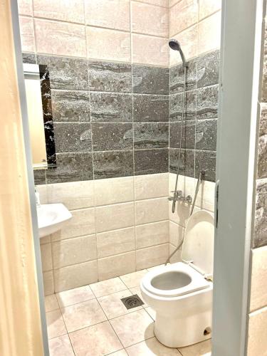 een badkamer met een toilet en een wastafel bij شاليه مثوى الصباريات in Riyad