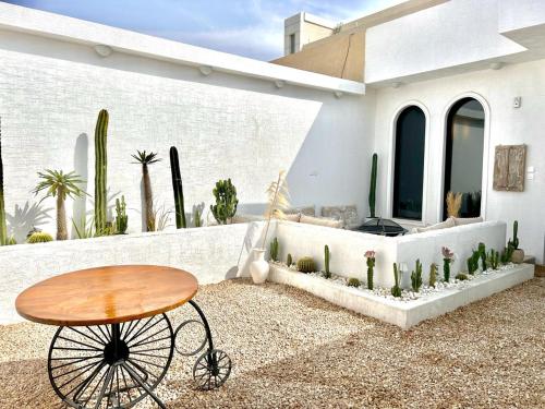 a table in front of a house with cactus at شاليه مثوى الصباريات in Riyadh