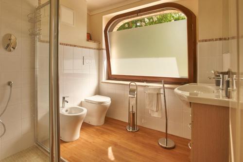 uma casa de banho com um lavatório, um WC e um chuveiro em CASALE SUL CLITUNNO em Foligno