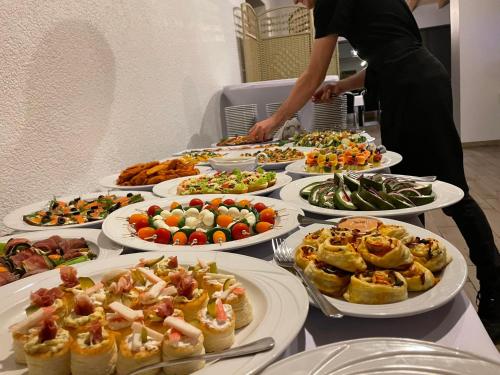 Centrum Turystyki Wiejskiej Alicja في Księżpol: طاولة عليها العديد من أطباق الطعام