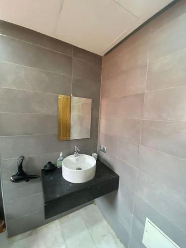 ein Bad mit einem Waschbecken und einem Spiegel in der Unterkunft Appartement ensoleillé au cœur de Gueliz in Marrakesch