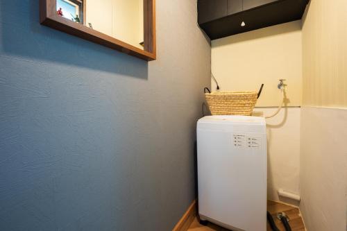 un piccolo frigorifero in cucina con un cesto in cima di 東のおうち a Hita