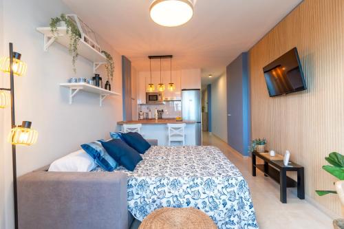 a small bedroom with a bed and a kitchen at EnviaStudio R&R in La Envia