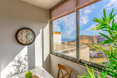 a clock on a wall next to a window with a view at EnviaStudio R&R in La Envia