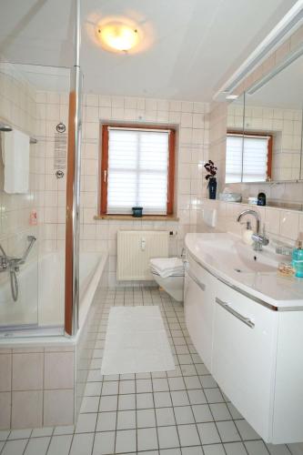 La salle de bains est pourvue d'un lavabo, d'une douche et de toilettes. dans l'établissement Ferienwohnung Bär, à Reit im Winkl