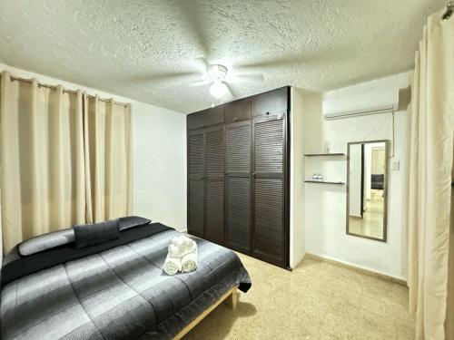 カンクンにあるCasa Marinaのベッドルーム1室(ベッド1台、大きな窓付)