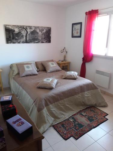 une chambre avec un grand lit dans une pièce dans l'établissement Maison confort entre Bassin et Ocean, à Lège-Cap-Ferret