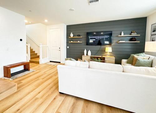 Χώρος καθιστικού στο Claremont Colleges And Ontairo Mills Single Villa stay more 30 nights